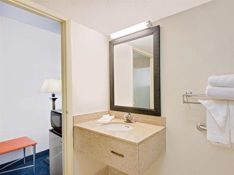 Days Inn By Wyndham Истон Экстерьер фото